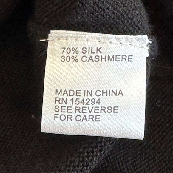 Central Park West Luxe | Black Silk & Cashmere Turtleneck Swester - Picture 4 of 6